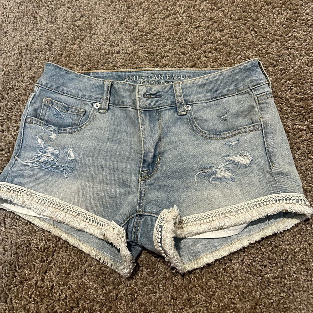 American eagle shortie denim shorts size 4 light wash distressed with crochet